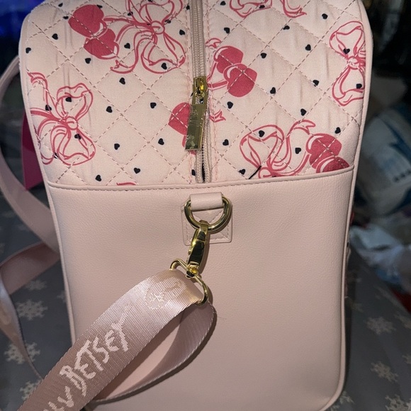 NWT Betsy Johnson Large Pink & Red cherries, coquette Weekender Bag 🎀🍒🎀🍒🎀🍒🎀🍒🎀 - Picture 7 of 10